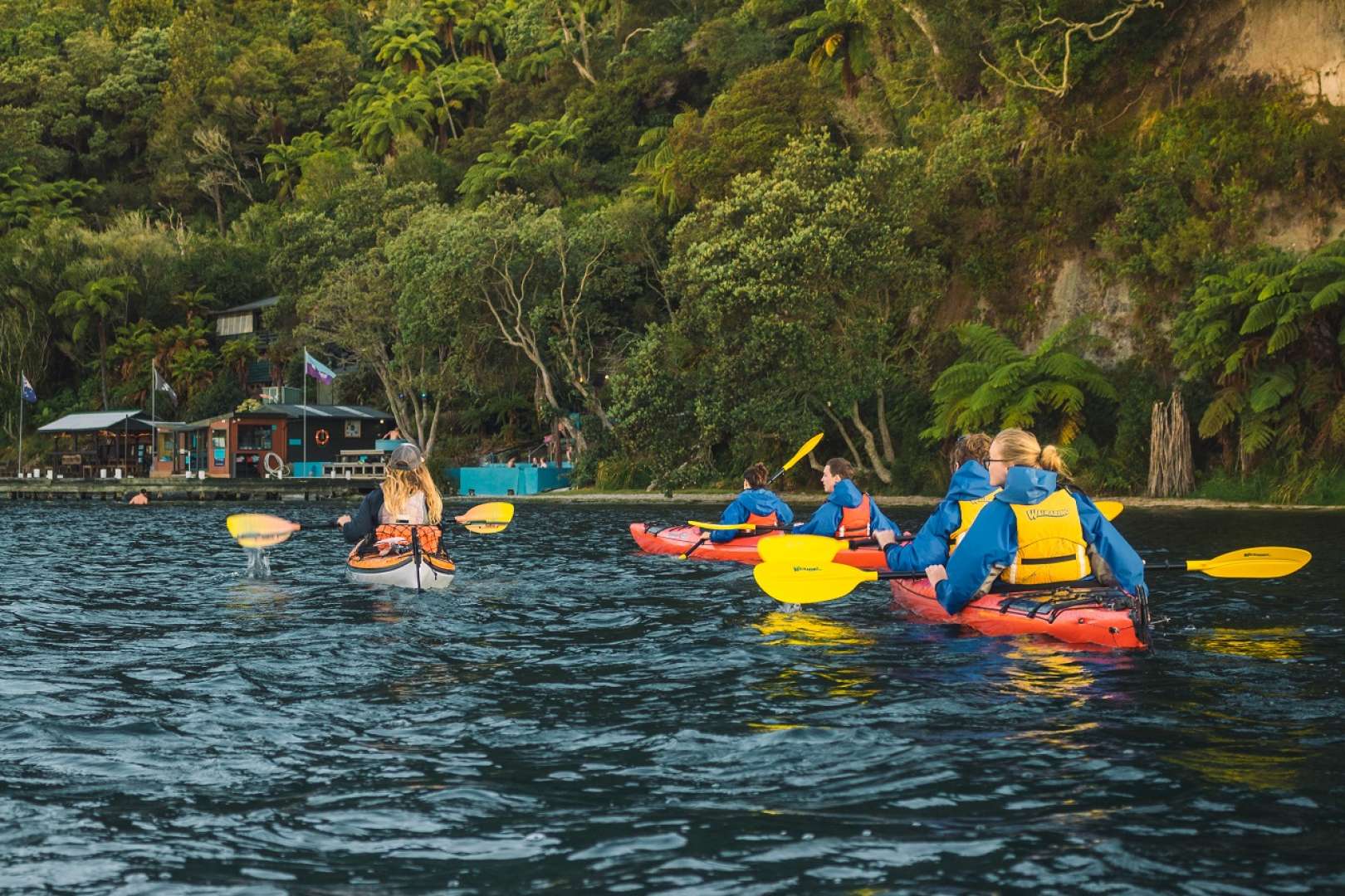 Kayaking across the lake to the stunning Manupirua Hot Pools from Rotorua